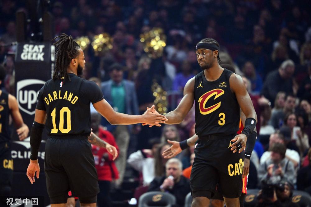 位队员在提 位队员在提